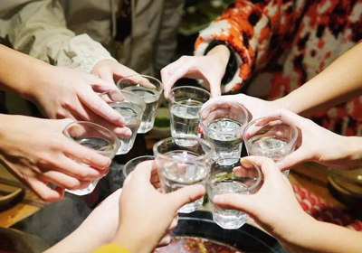 白酒優劣怎么看？瀘旗酒業教你三招學會挑好酒